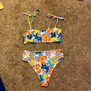 Colorfuk floral bikini.
